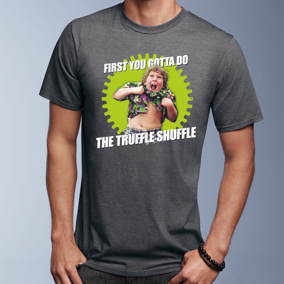 T-shirt Chunk dal film i Goonies, mentre balla la Truffle Shuffle